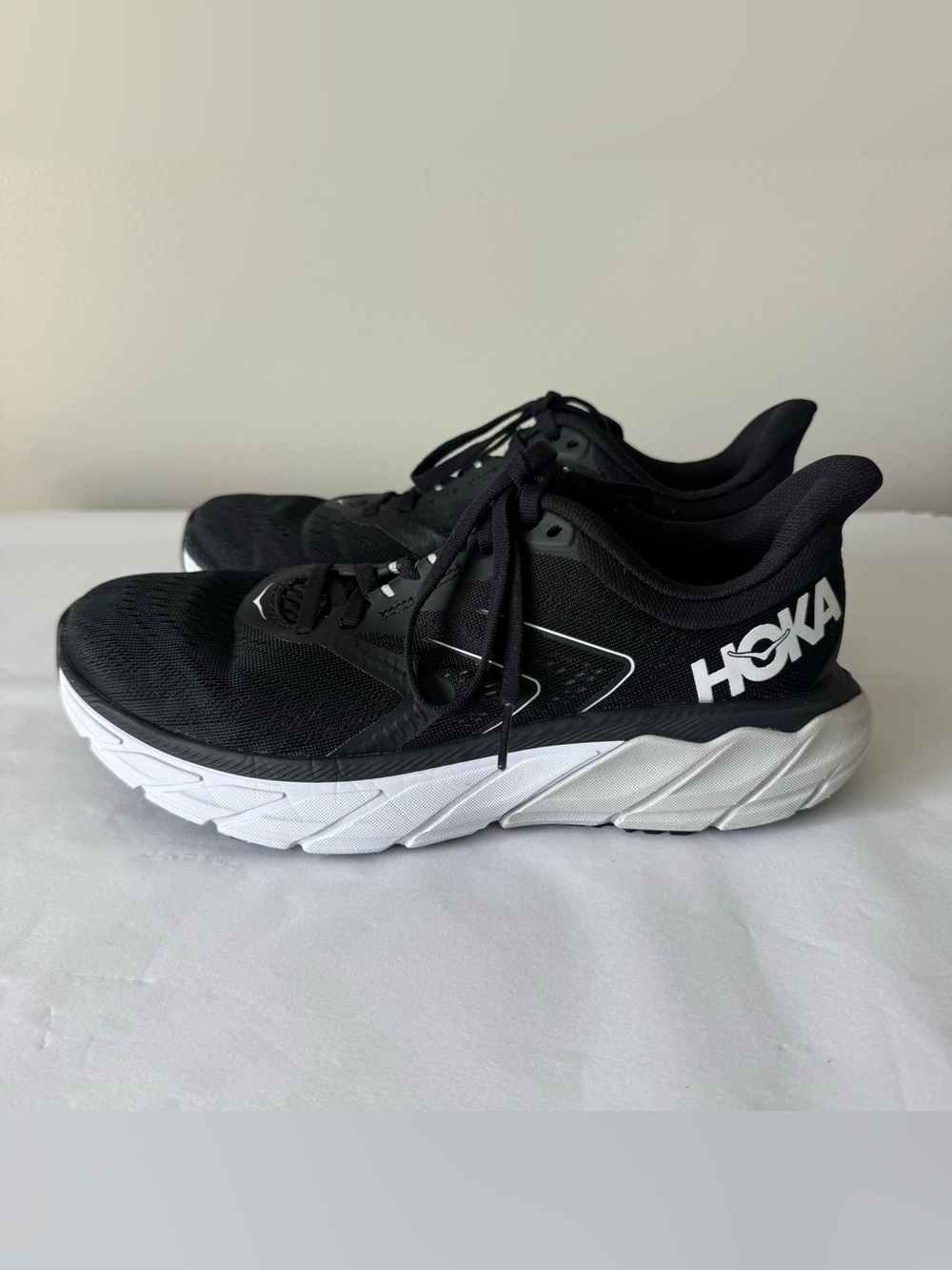 HOKA Size 7.5 Women’s ARAHI 5 Black and White Sneakers